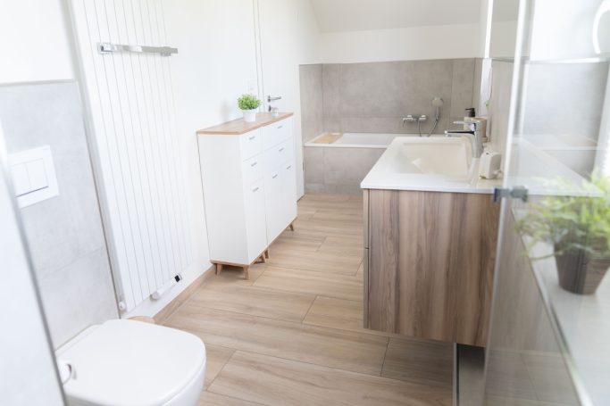 Badezimmer Modernes Badezimmer mit Dusche und Waschtisch in der Ferienwohnung Düring nahe Bremerhaven