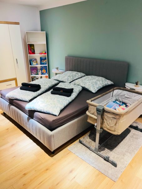 Modernes Schlafzimmer, Baby - Beistellbett und familienfreundlicher Ausstattung in der Ferienwohnung Düring nahe Bremerhaven und Nordsee