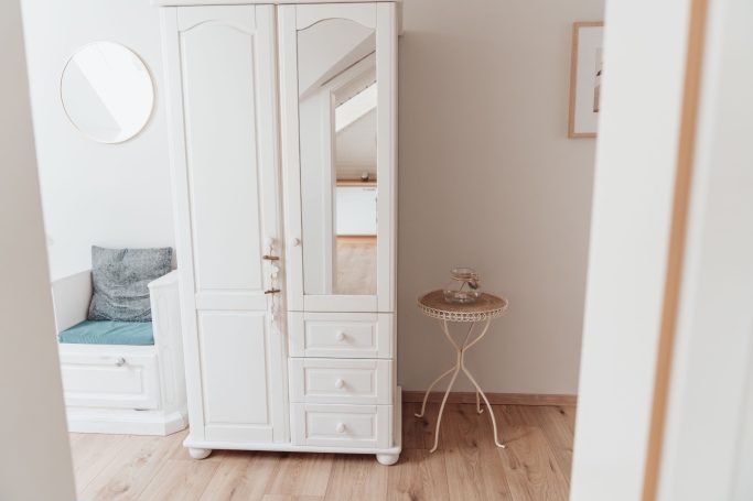 Fluransicht Heller Flur mit Kleiderschrank