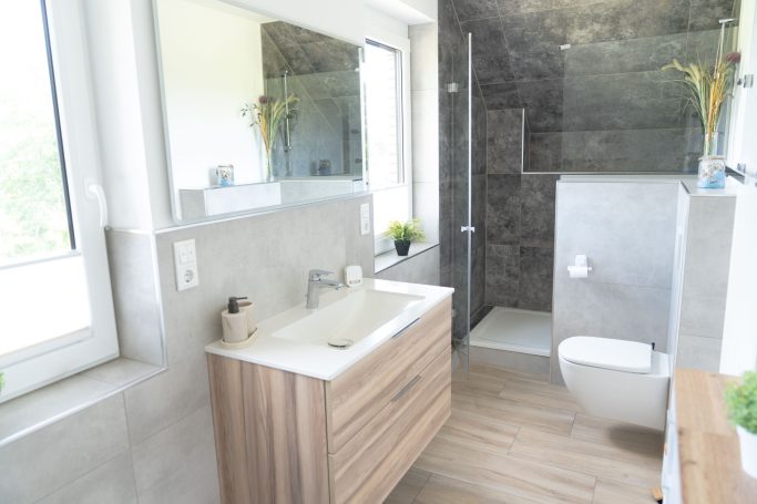 Bad mit Dusche Moderner Waschtisch und Dusche im Badezimmer der Ferienwohnung Düring
