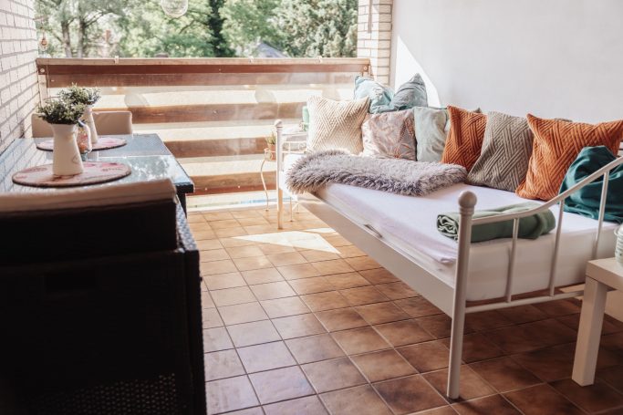 Außenbereich Überdachte Terrasse mit Sitzmöglichkeiten an der Ferienwohnung in der Gemeinde Loxstedt